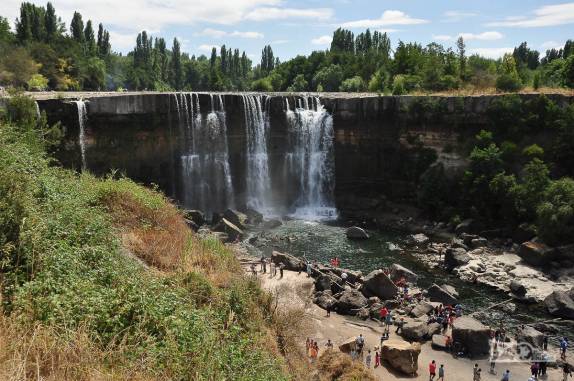 Muitos turistas aproveitando o feriado para visitar os Salos de Laja, no sul do Chile